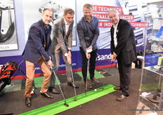 In the stand of Bernard Sanders Aandrijftechniek they were busy waving.                          